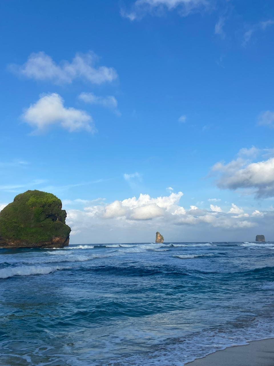 Jelajah Pesona Tersembunyi Pantai Goa Cina: Ketenangan Pesisir Kurasi Warga Lokal Malang - 2
