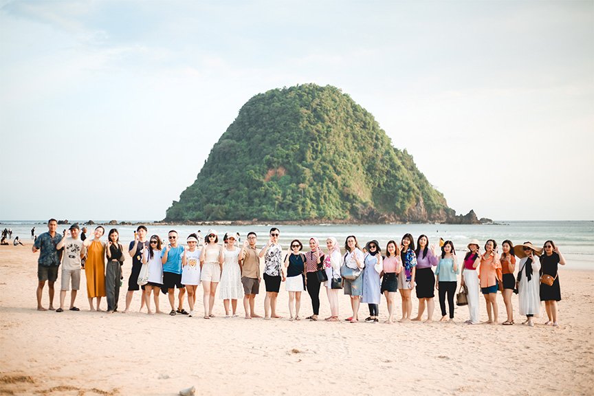 Pantai Pulau Merah: Spot Selancar dan Karang Ikonik Banyuwangi